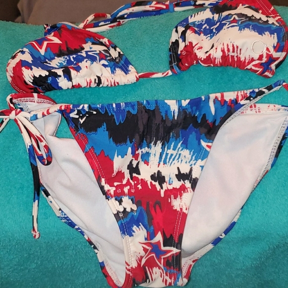 Bikini - Picture 1 of 4